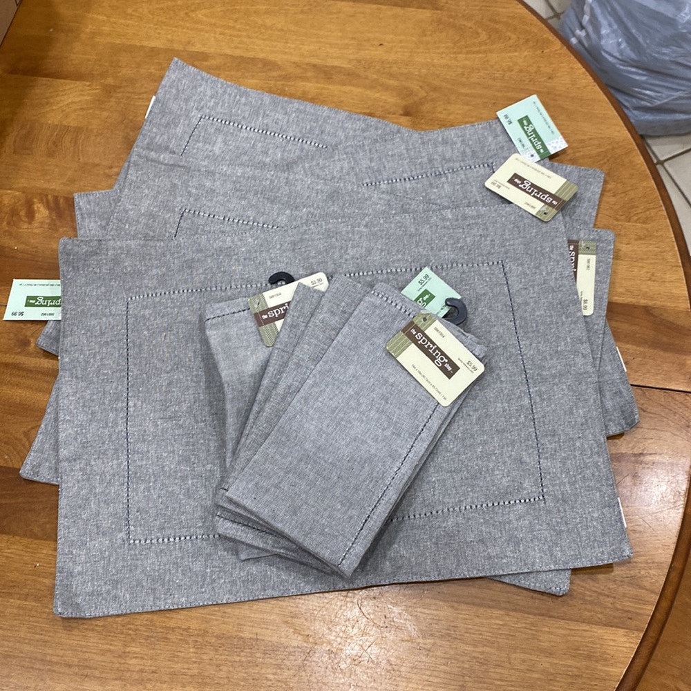 NWT. 8piece, placemats/napkin set. - Picture 2 of 12